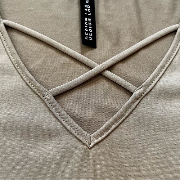 NWOT Design Lab Short Sleeve Criss-Cross Neck Knit Top - Picture 8 of 10